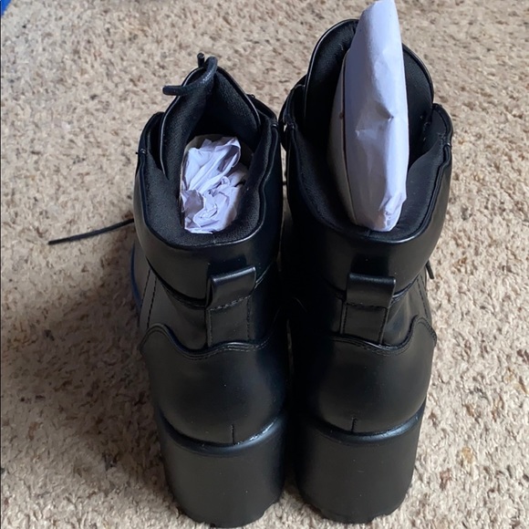 ***BRAND NEW NEVER WORN*** boots - Picture 3 of 5